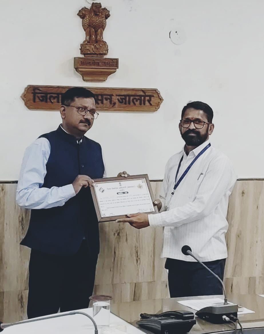 खेतलावास के बीएलओ अरविंद पारंगी को शत-प्रतिशत कार्य पूरा करने पर जिला निर्वाचन अधिकारी ने किया सम्मानित