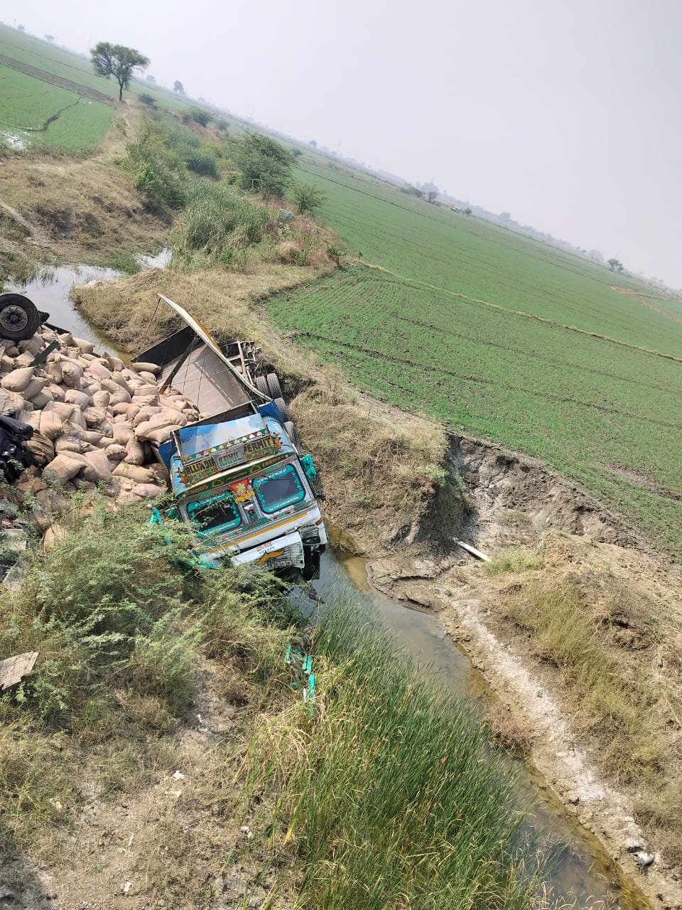 दीगोद थाना क्षेत्र में ट्रक पलटा, चालक गंभीर घायल