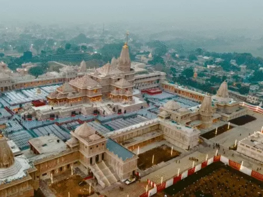 PM मोदी अयोध्या पहुंचे, राम मंदिर पर 161 फीट धर्मध्वजा फहरेगी