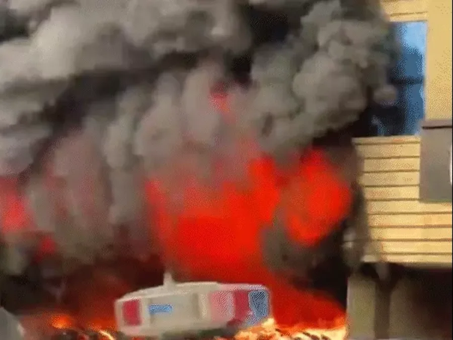 कोटा में इलेक्ट्रिक बाइक शोरूम में भीषण आग: 40+ बाइक और 10 ई-रिक्शा जलकर खाक, 50 लाख से अधिक का नुकसान