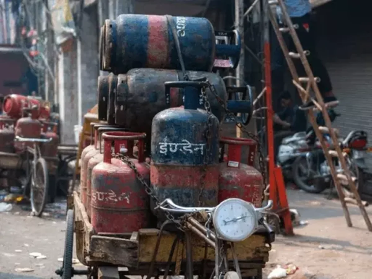 नवंबर में 6 बड़े बदलाव: बैंक खाते में 4 नॉमिनी जोड़ने की सुविधा, UPI से टोल सस्ता, गैस सिलेंडर के दाम घटे