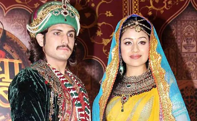 ‘जोधा-अकबर’ के सेट पर परिधि शर्मा और रजत टोकस की चुप्पी — ऑनस्क्रीन रोमांस, ऑफस्क्रीन साइलेंस!