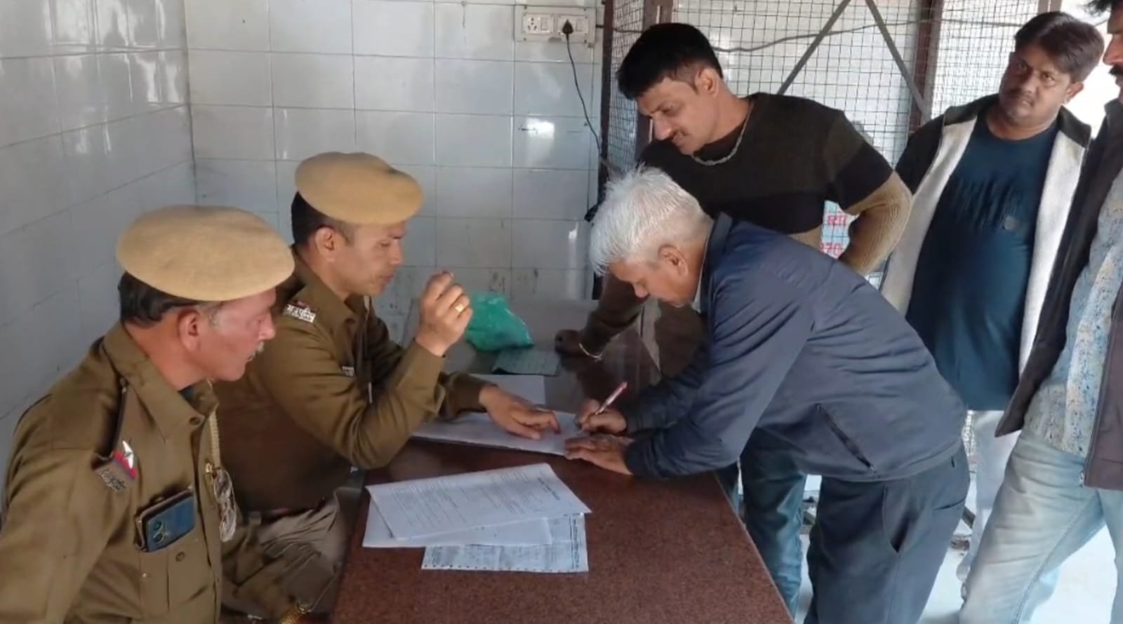 Kota Student Suicide Case: कैथूनीपोल थाना इलाके में कॉलेज छात्रा ने फांसी लगाकर की आत्महत्या, पोस्टमार्टम के बाद शव परिजनों को सौंपा