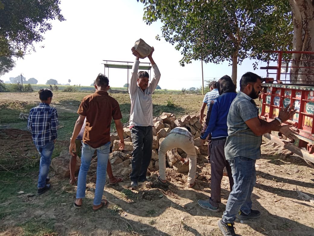 tejaji mandir development: साथी हाथ बढ़ाना की मिसाल, हिगोनिया के पाडलिया गांव में युवाओं के श्रमदान से धार्मिक स्थल का विकास