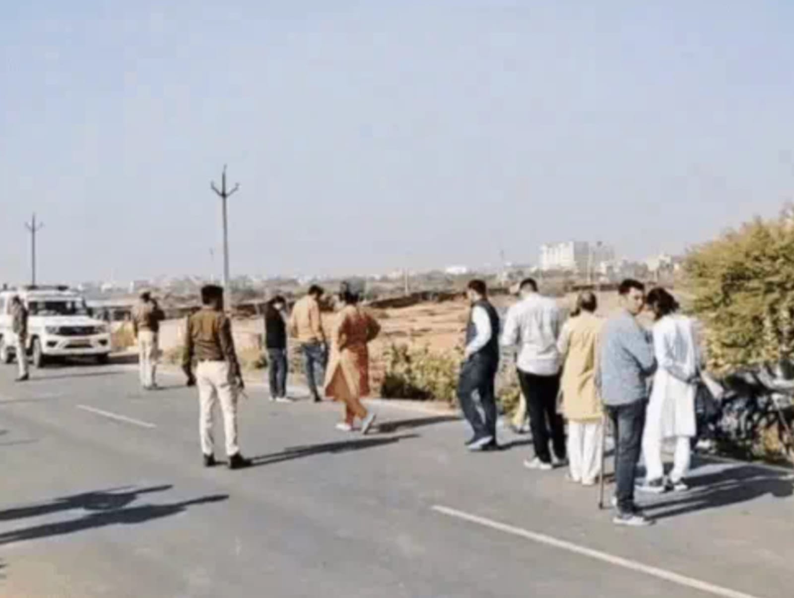 RK Puram Murder Suspicion Kota: चित्तौड़गढ़ हाईवे सर्विस लेन पर युवक का शव मिलने से सनसनी, गले पर धारदार वार, एसपी मौके पर पहुंचीं