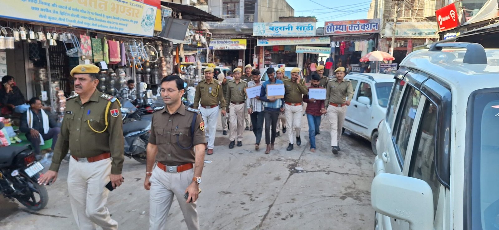 Itawa Police Action: किसानों के खेतों में चोरी करने वाले 3 आरोपी गिरफ्तार, पुलिस ने नगर में करवाई परेड