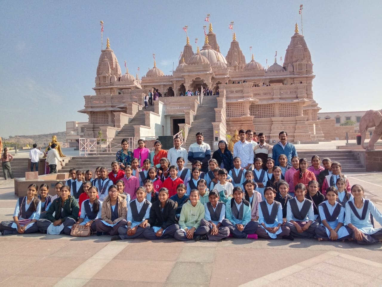 educational industrial tour: बागौड़ा से राजकीय उच्च माध्यमिक विद्यालय का शैक्षणिक औद्योगिक भ्रमण जोधपुर रवाना