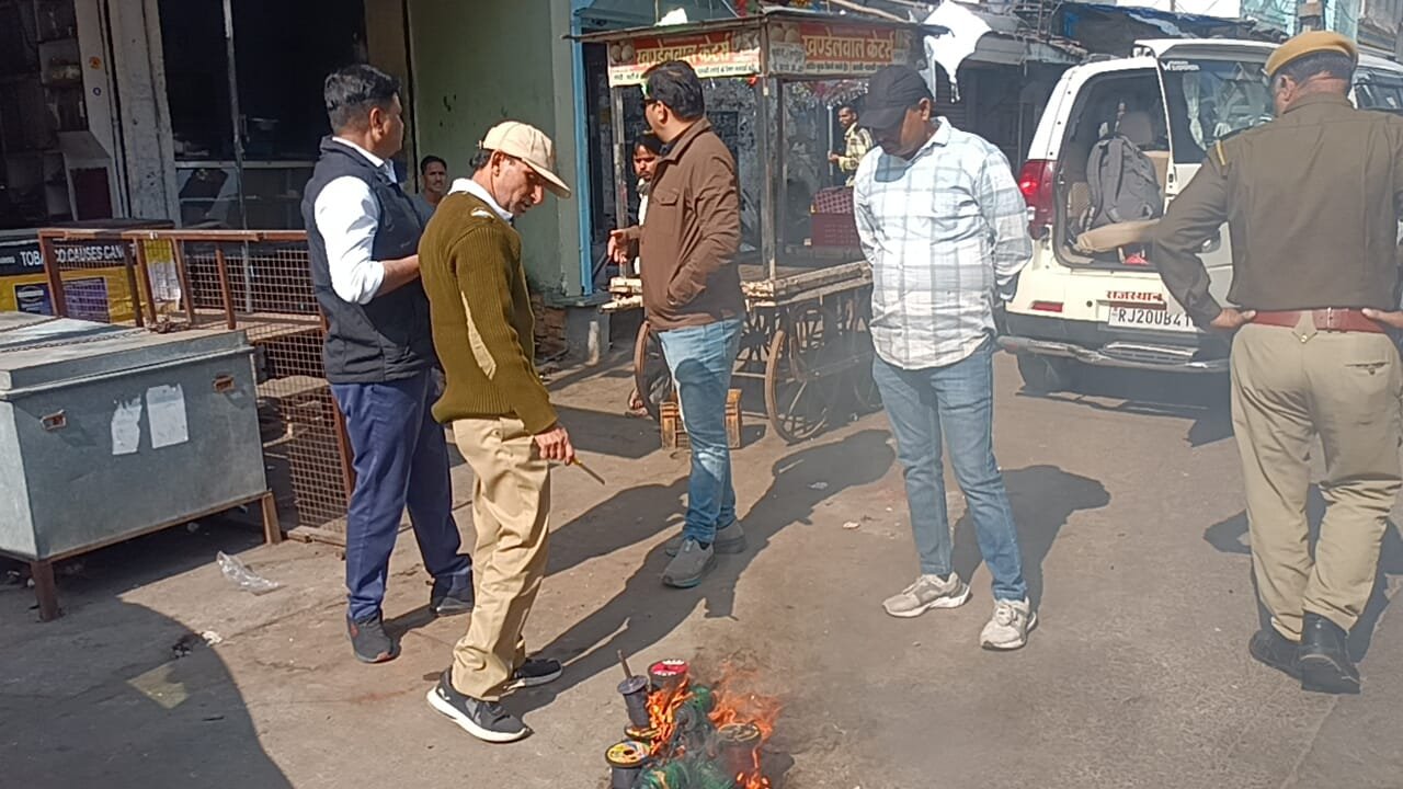 Chinese Manjha Action in Kota: रामपुरा–नयापुरा में नगर निगम की सख्त कार्रवाई, पतंग विक्रेताओं से 15 चाइनीज मांझे के रोल जब्त