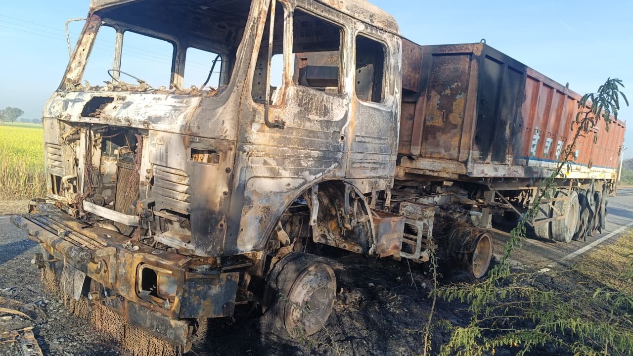 Trailer Fire Due to Short Circuit: पचेवर में चलते ट्रेलर में शॉर्ट सर्किट से लगी भीषण आग, चालक ने कूदकर बचाई जान, बड़ा हादसा टला