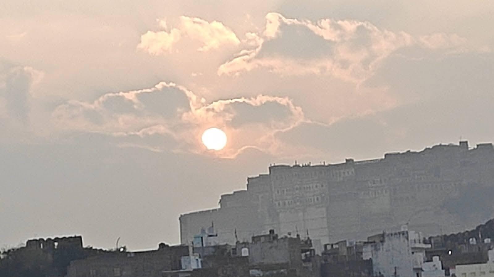 Jodhpur Weather Update: जोधपुर में कड़ाके की ठंड और कोहरे का अलर्ट, तापमान में गिरावट जारी