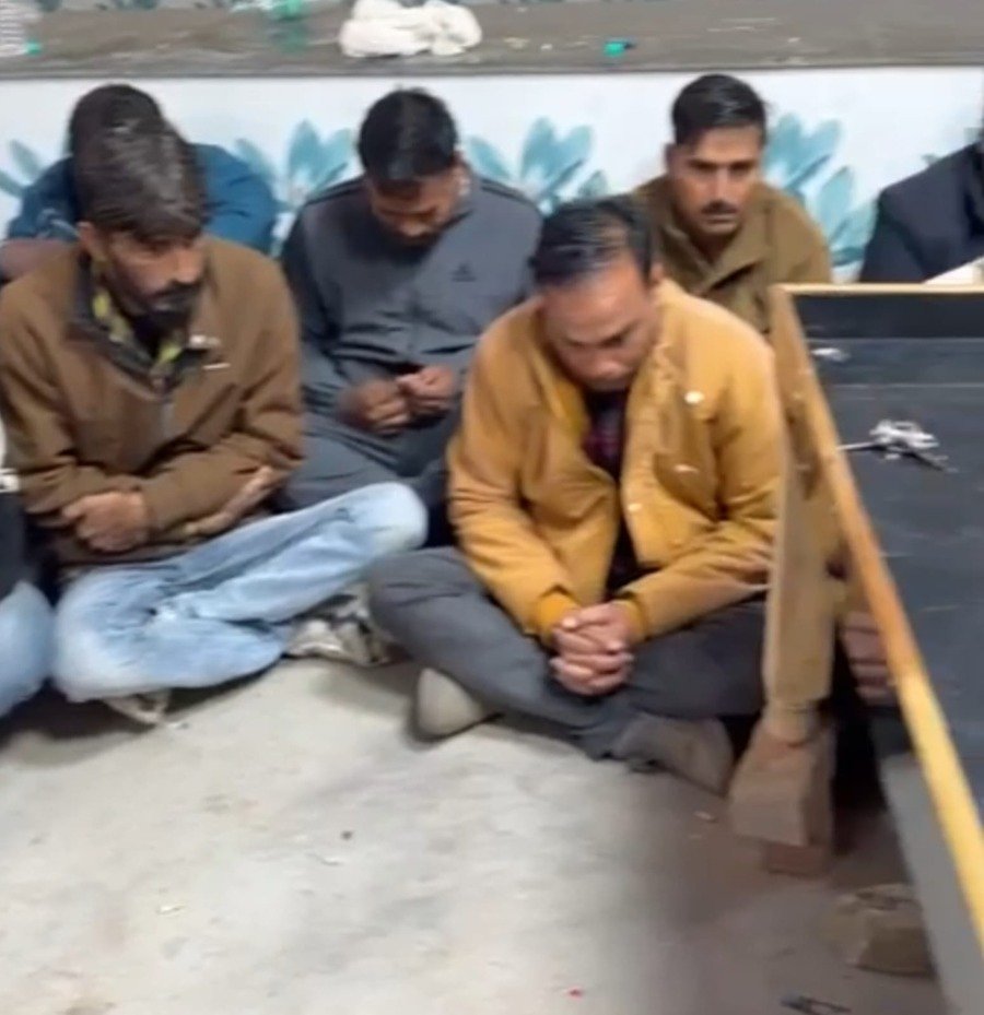 kotagamblingraid: आमली रोझड़ी फार्म हाउस में ताश पर दांव, 12 जुआरी गिरफ्तार, थाना अधिकारी लाइन हाजिर