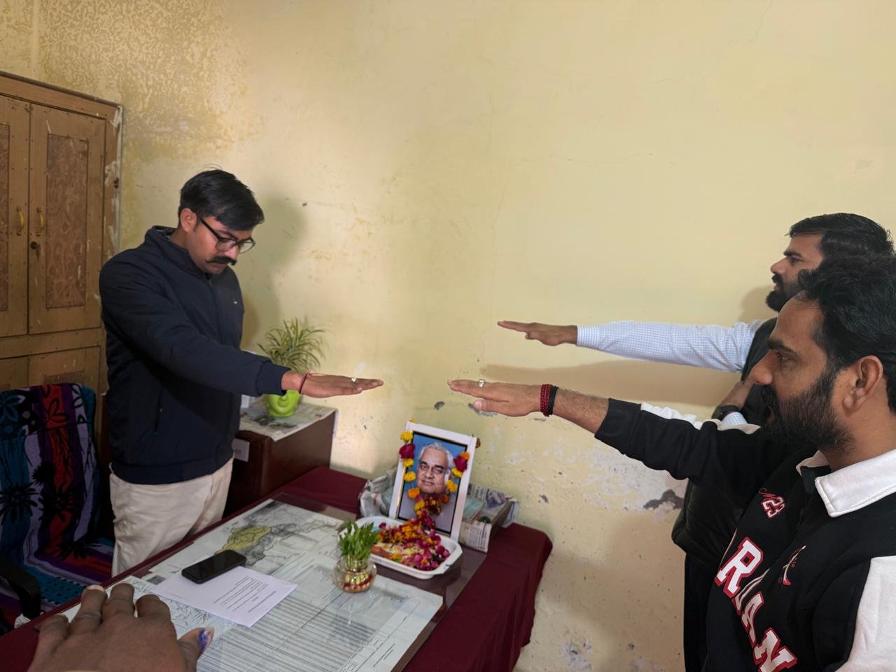 good governance day mangrol: सुशासन दिवस पर मांगरोल उपखंड कार्यालय में कर्मचारियों ने ली सुशासन शपथ