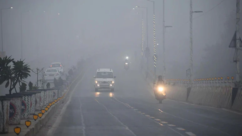 Delhi Weather News Today: NCR में छाया घना कोहरा लेकिन कड़ाके की ठंड नदारद, जानें अगले 5 दिनों का पूरा मौसम हाल