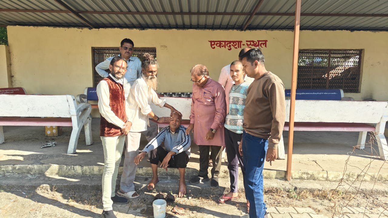 Humanity Story 2025: बकानी में बदबू और बेबसी पर इंसानियत की जीत, अशोक सेन की करुणा ने लौटाई एक बेसहारा व्यक्ति की गरिमा