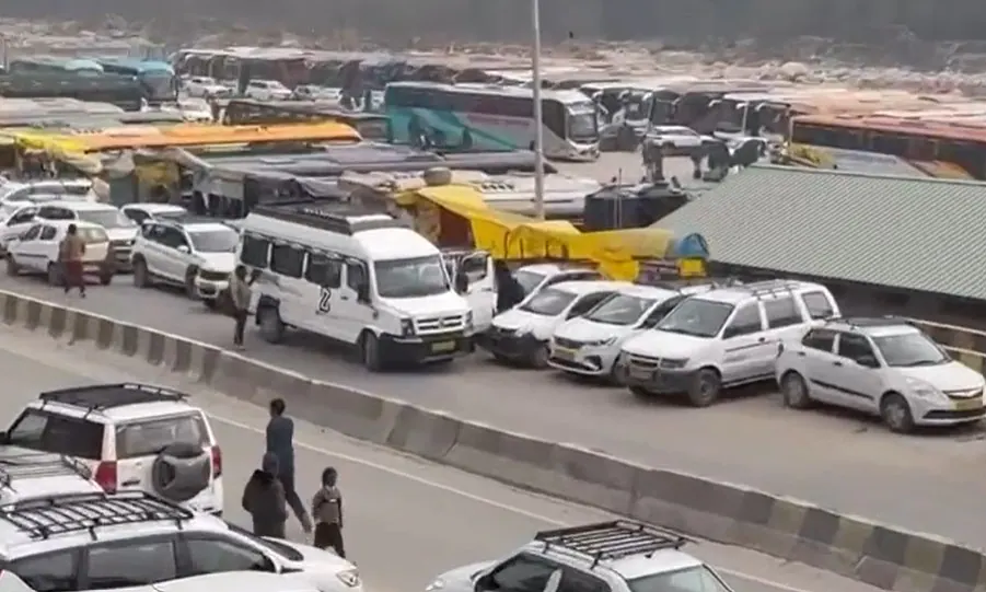 हिमाचल प्रदेश में पर्यटकों की भीड़: 7 चौंकाने वाले सच, रिकॉर्ड तोड़ ट्रैफिक और बढ़ता टूरिज्म दबाव