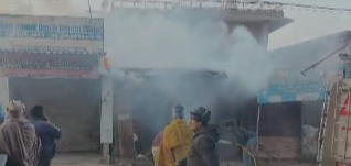 Tijara Scrap Shop Fire Incident: तिजारा तहसील के सामने कबाड़ी की दुकान में लगी भीषण आग, शॉर्ट सर्किट की आशंका