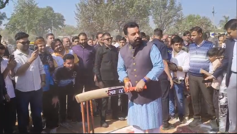 ajmeedh cup 2025: कानोड़ में तीन दिवसीय श्री अजमीढ कप क्रिकेट प्रतियोगिता का भव्य शुभारंभ, डॉ. लक्ष्य राज सिंह मेवाड़ ने किया उद्घाटन