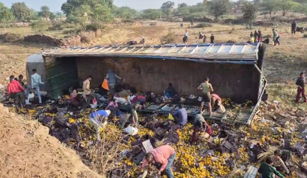 संतरों से भरा ट्रक