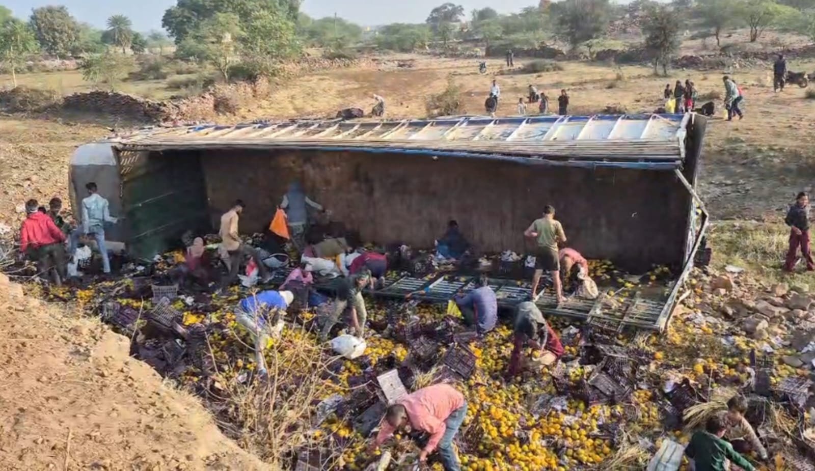 संतरों से भरा ट्रक पलटा: 7 चौंकाने वाली घटनाएँ जिसने हाईवे पर मचा दी अफरा-तफरी