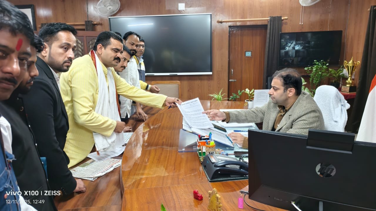 KEDL Kota Protest 2025: बिजली कम्पनी कोटा से हटाने की मांग पर कलेक्ट्रेट में प्रदर्शन, उपभोक्ताओं ने सौंपा ज्ञापन