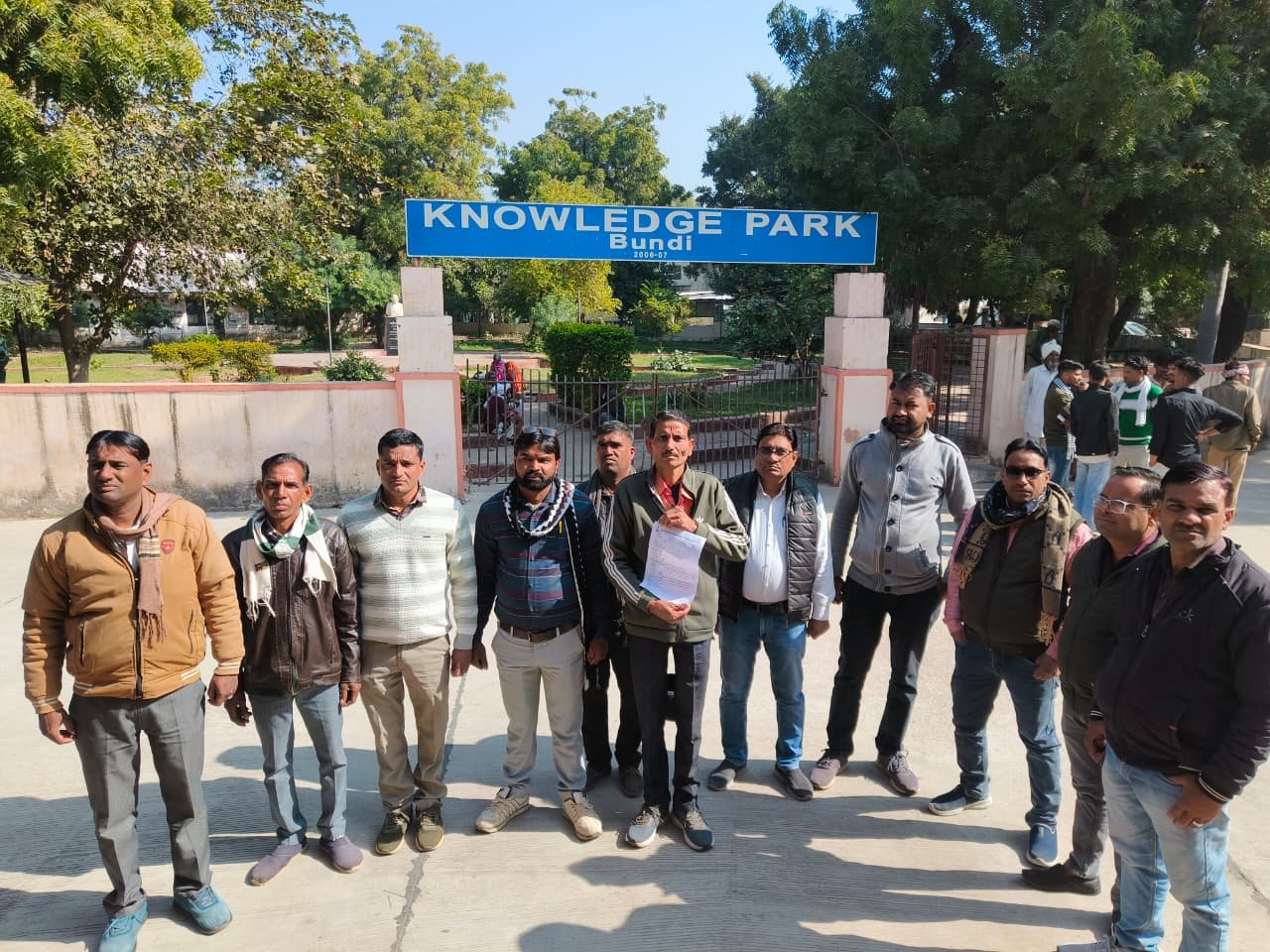 panchayat teacher regularization: बूंदी में पंचायत शिक्षक विद्यालय सहायक संघ का प्रदर्शन, मुख्यमंत्री के नाम जिला कलेक्टर को सौंपा ज्ञापन