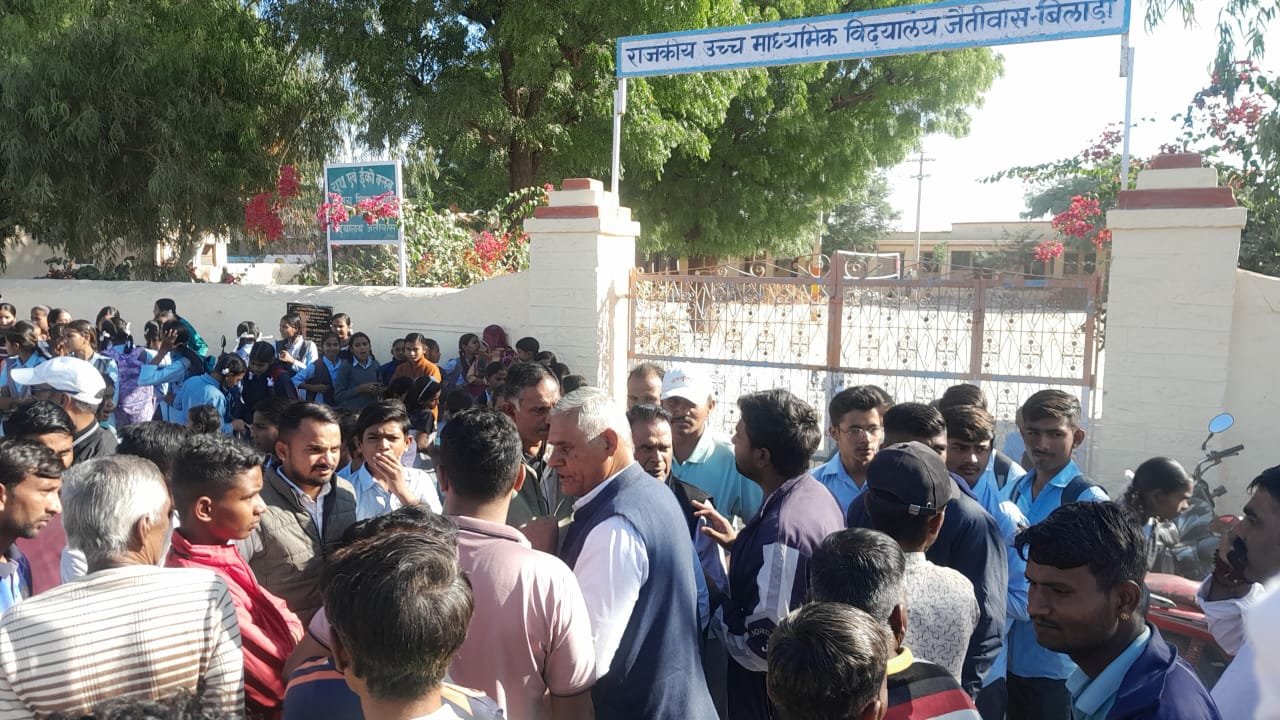 Teacher Shortage Crisis 2025 : जैतीवास स्कूल में अध्यापकों की कमी से बच्चों का भविष्य संकट में, ग्रामीणों ने लगाया तालाबंदी