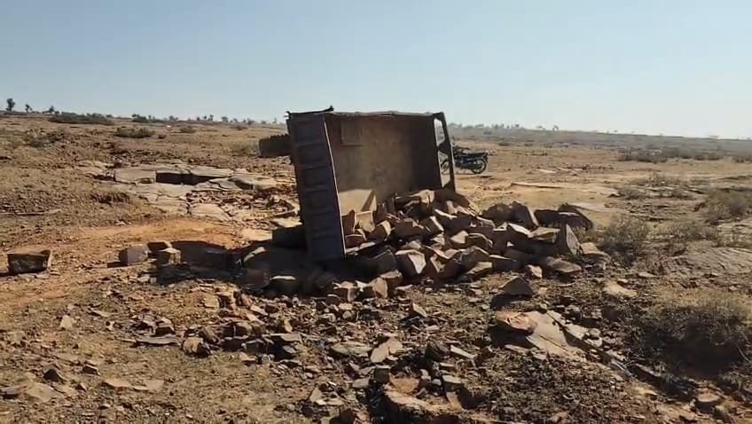 Moikalan Illegal Mining: मोईकलां वन क्षेत्र में अवैध खनन का तांडव, वनकर्मी पर मारपीट—ट्रॉली पलटी, आरोपी फरार