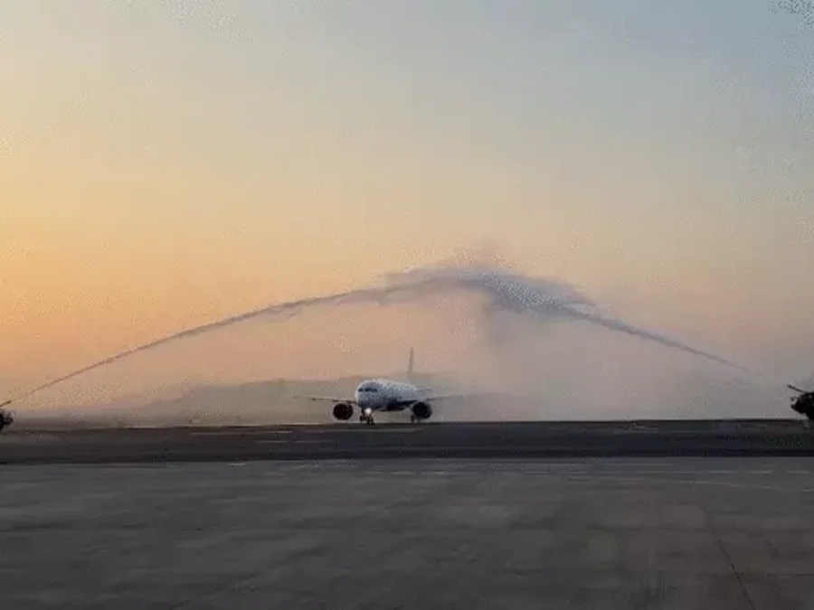 Navi Mumbai Airport शुरू: पहली फ्लाइट को मिला वाटर सैल्यूट, इंडिगो विमान से शुरू हुआ कमर्शियल ऑपरेशन, अडाणी ने यात्रियों का किया स्वागत