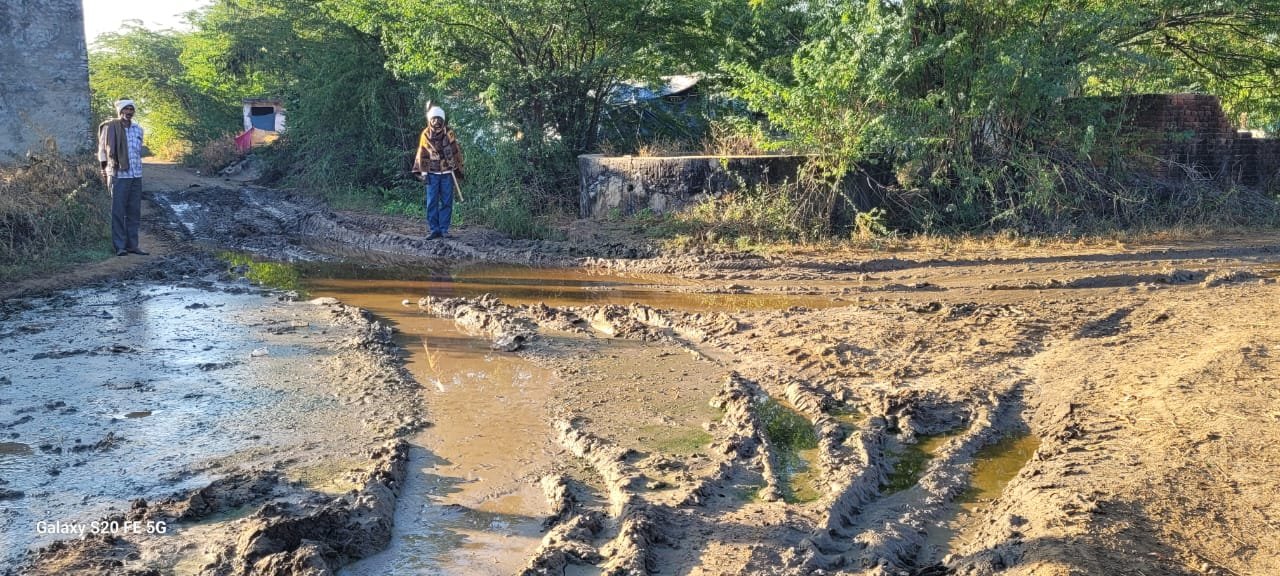 ganeshpura road problem: कीचड़ का दलदल बना मुख्य रास्ता, नगर पालिका सिर्फ कागजों में सक्रिय