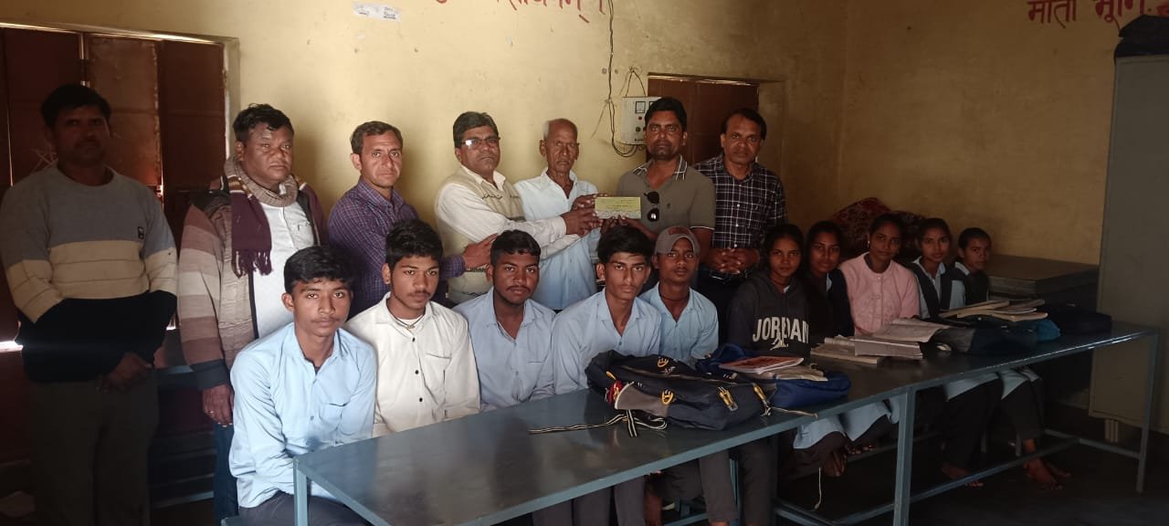 Salawad Sanskrit School Table Bench Donation: भामाशाहों व शिक्षकों ने मिलकर कक्षा 11 के लिए टेबल-बेंच बनवाए, छात्रों में खुशी की लहर