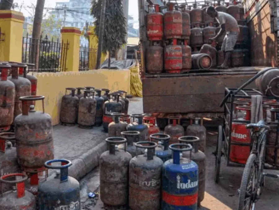 दिसंबर में 6 बड़े बदलाव: PAN–आधार लिंकिंग डेडलाइन, ITR की आखिरी तारीख, RBI दरों में संभावित कटौती और सिलेंडर सस्ते