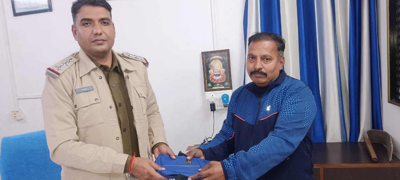 Journalist Honesty Example Kota: पत्रकार मंगल सिंह हाड़ा ने पेश की ईमानदारी की मिसाल, मिला बैग पुलिस को सौंपा