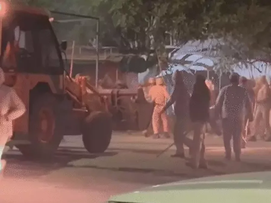 chomu violence: जयपुर के चौमूं में रेलिंग विवाद से भड़की हिंसा, पुलिस पर पथराव; 6 जवान घायल, इंटरनेट बंद, हालात काबू में