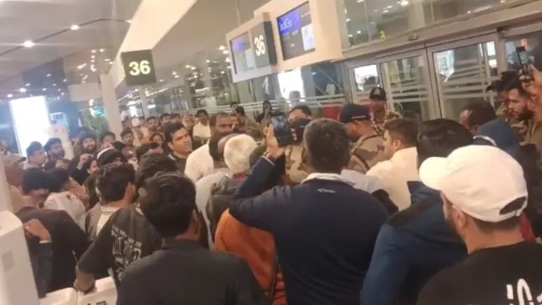 Indigo Flights Cancellation 2025: 9 चौंकाने वाले कारण जिनसे 300+ उड़ानें रद्द हुईं और यात्रियों में मची भारी नाराज़गी!