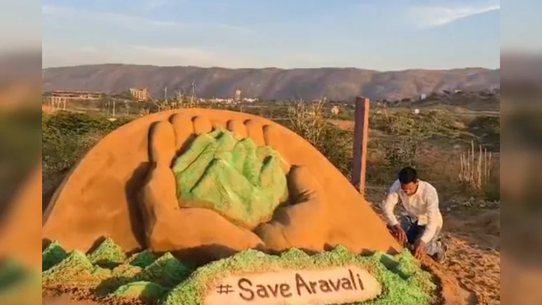 Save Aravali Movement: सैंड आर्ट से उठा ‘अरावली बचाओ’ का राष्ट्रव्यापी संदेश, नई परिभाषा पर बढ़ा विरोध