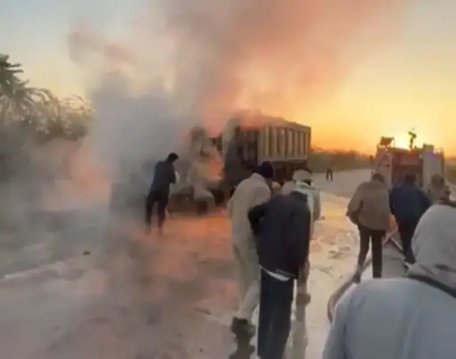 पाली डंपर आग हादसा: हाईवे किनारे खड़े डंपर में लगी भीषण आग, केबिन में सो रहे ड्राइवर की लोगों ने बचाई जान