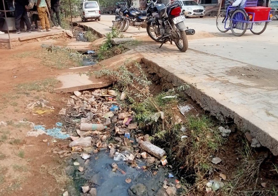 टोरडी में स्वच्छ भारत मिशन फेल: मुख्य बाजार की नालियां बनी गंदगी का अड्डा, बदबू में जीने को मजबूर ग्रामवासी
