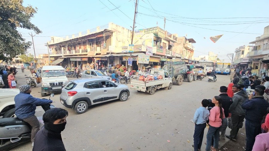 यातायात जाम: थांवला कस्बे में सड़क पर खड़ी कार बनी मुसीबत, आधे घंटे तक फंसे वाहन चालक