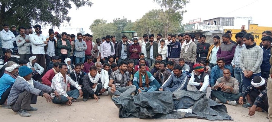 बूंदी हत्या मामला: नदी में मिला अधेड़ का शव, अपहरण-लूट के बाद हत्या की आशंका, करजूना तिराहे पर शव रखकर धरना