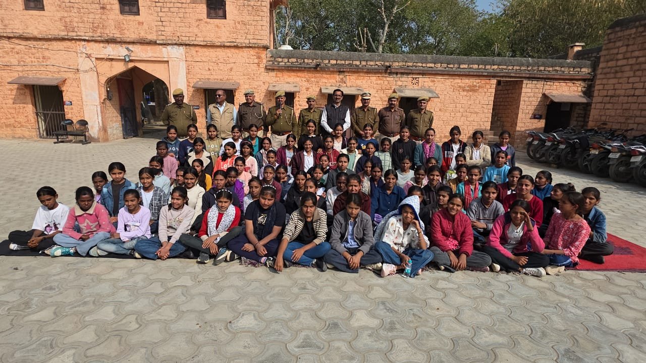 balika atmaraksha shivir: झंवर थाने पहुंचीं 100 बालिकाएं, खाकी से संवाद और कानून का मिला जीवंत पाठ