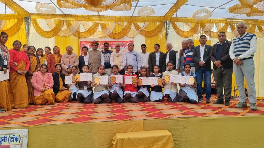 स्कूल वार्षिकोत्सव: पीएम श्री राजकीय उच्च माध्यमिक विद्यालय में पुरस्कार वितरण और सांस्कृतिक कार्यक्रमों से उत्साहवर्धन