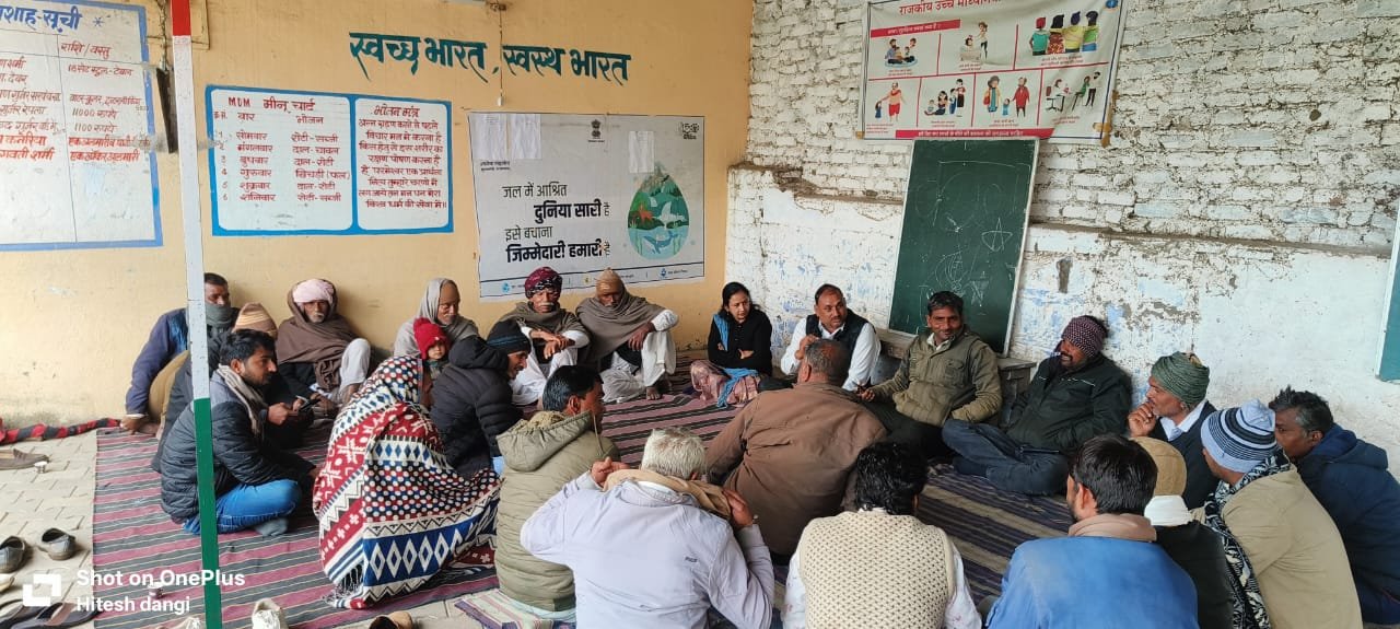 Devar School Samayojan Virodh: 3 KM दूर स्कूल समन्वय के आदेश पर ग्रामीणों का विरोध, जर्जर भवन सुधारने को ग्रामवासी बने भामाशाह