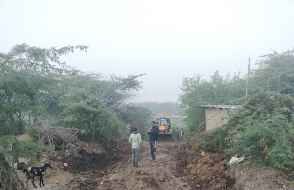 mangrol cad encroachment: मांगरोल में सीएडी विभाग की बड़ी कार्रवाई, नहर की पाल से हटाया अतिक्रमण