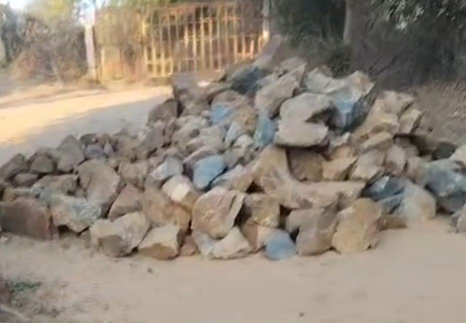 Raniwada Encroachment: सरकारी रास्ते पर अतिक्रमण से किसानों की राह बंद, स्कूल-अस्पताल जाना हुआ मुश्किल