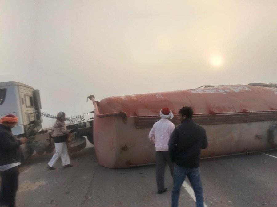 Truck Accident: कोटा-बारां फोरलेन पर बलगर पलटने से हुआ धान से भरे ट्रक का टकराव, बड़ा हादसा टला