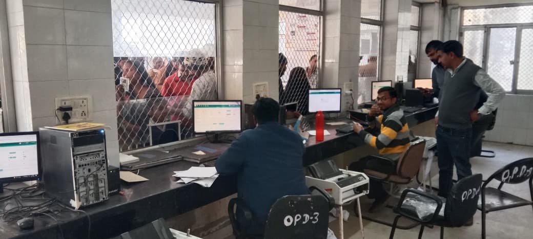 जिला अस्पताल तकनीकी खामियां: बिजली और इंटरनेट फेल होते ही ठप पर्ची वितरण, इलाज से पहले ही बेहाल मरीज