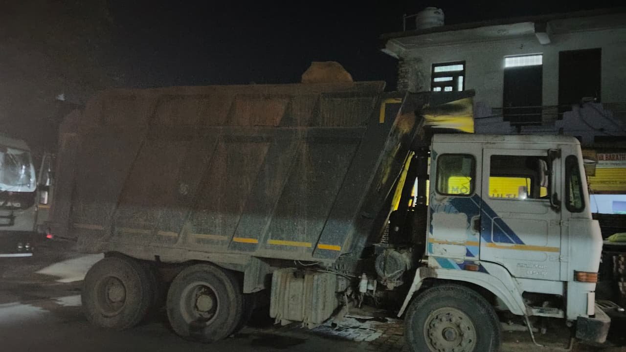 किशनगंज ओवरलोड डंपर: ग्रामीणों का फूटा गुस्सा, प्रदर्शन के बाद पुलिस ने किए पत्थर से भरे डंपर जब्त