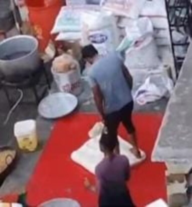 पैरों से मैदा गूंथी फीणी