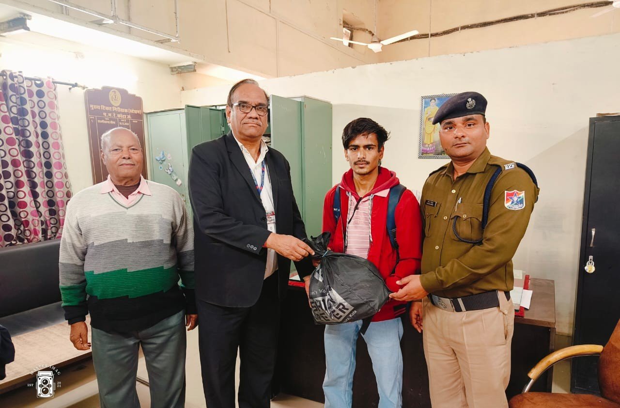 Kota Railway News: रेलवे की सतर्कता से यात्री को मिला खोया हुआ बैग, सभी जरूरी दस्तावेज सुरक्षित लौटाए