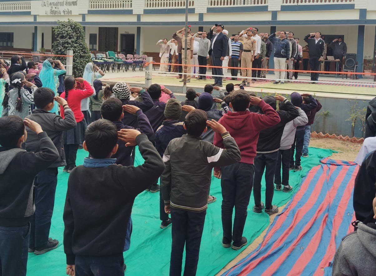 जेगोल गणतंत्र दिवस: बी.सी. चौधरी विद्यालय में पी.जे. चौधरी ने फहराया तिरंगा, देशभक्ति कार्यक्रमों ने मोहा मन